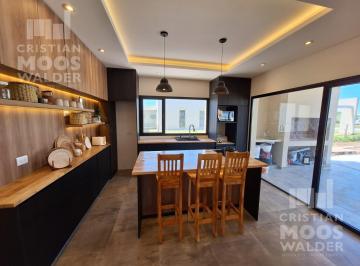 Casa · 135m² · 3 Ambientes · 2 Cocheras · Casa en Venta - La Pista
