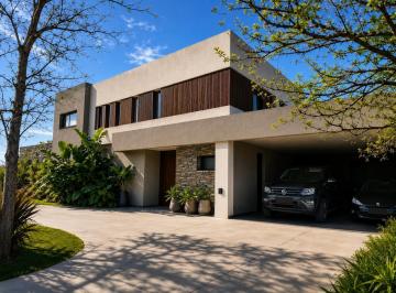 Casa · 447m² · 7 Ambientes · 2 Cocheras · Casa en Venta en Barrio San Francisco, Villanueva