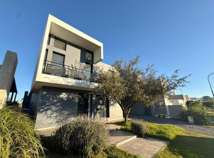 Casa · 194m² · 6 Ambientes · 2 Cocheras