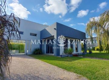 Casa · 220m² · 5 Ambientes · 2 Cocheras · Casa en Villa Gobernador Udaondo