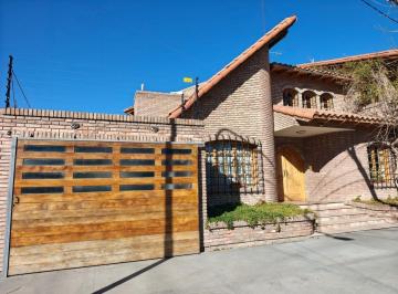 Casa · 340m² · 5 Ambientes · 2 Cocheras · Inmoestate Vende Casa de Categoria en Calle Evans, Lujan de Cuyo, Mendoza