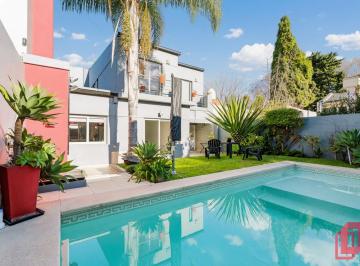 Casa · 210m² · 6 Ambientes · 3 Cocheras · Excelente Casa de 6 Ambientes con Jardín, Piscina y Cochera Para 3 Autos en Villa Sarmiento