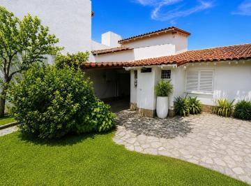 Casa · 152m² · 4 Ambientes · 1 Cochera · Casa en Barrio Parque Saavedra. Lote 350 Mt