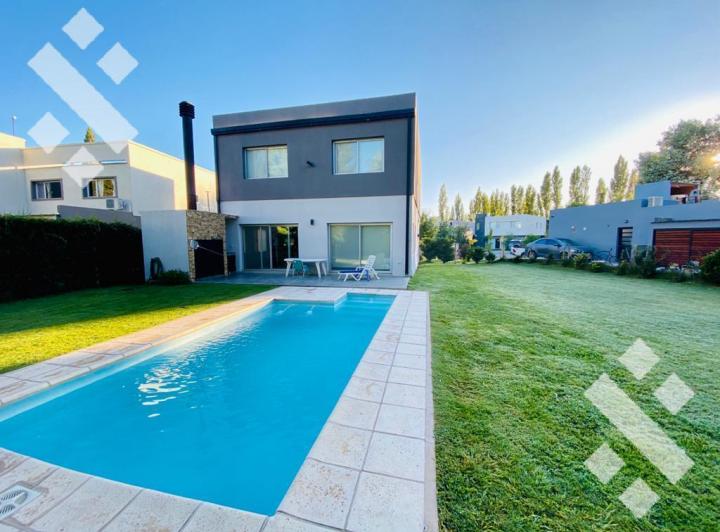 Casa · 218m² · 8 Ambientes