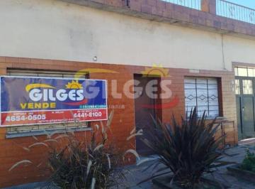 Casa · 110m² · 3 Ambientes · 1 Cochera · Venta de Casa 3 Amb. con Departamento 2 Ambientes Al Fte. en Ramos Mejia Sobre Lote de 10x30 m²