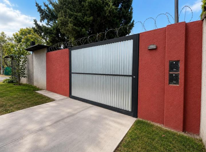 Casa · 300m² · 6 Ambientes · 2 Cocheras