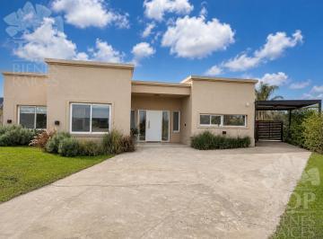 Casa · 190m² · 5 Ambientes · 1 Cochera · Casa en Alquiler Anual en El Canton
