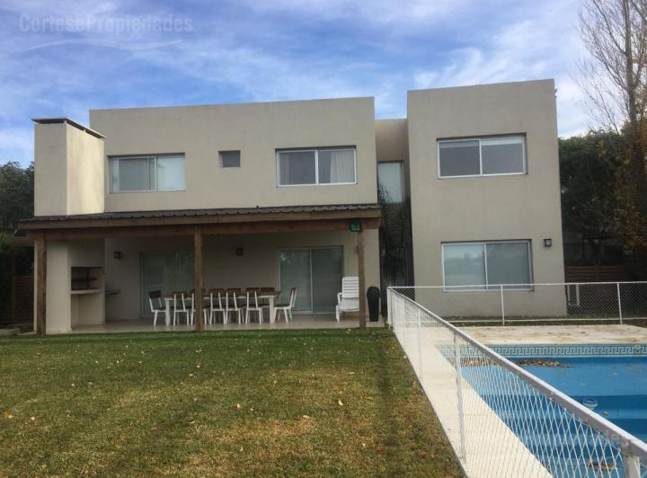 Casa · 210m² · 6 Ambientes · 2 Cocheras