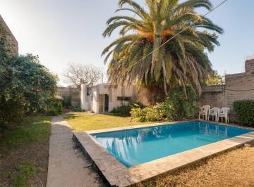 Casa · 135m² · 4 Ambientes · Casa de 3 Dorm. en Venta con Pileta, Quincho y Amplio Parque en La Plata