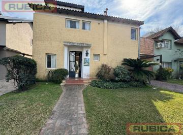 Casa · 156m² · 4 Ambientes · 1 Cochera · Casa en Barrio Santa Maria