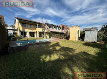 Casa · 156m² · 4 Ambientes · 1 Cochera · Casa en Barrio Santa Maria