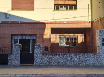 Casa · 117m² · 3 Ambientes · 1 Cochera · Venta: Usd 60.000 - Casa de 3 Ambientes en Planta Baja + Propiedad a Reciclar en Planta Alta – Ideal