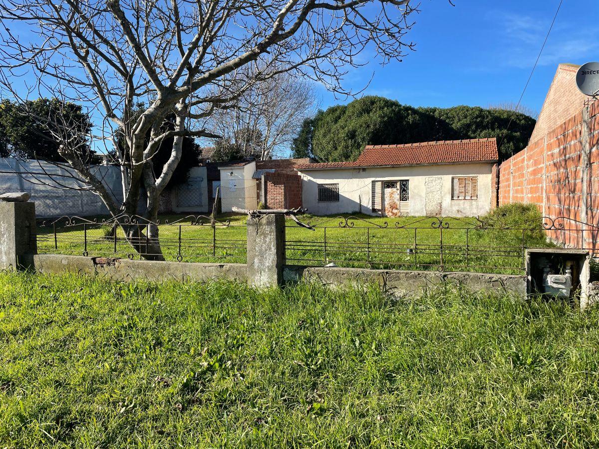 Lote de 330mts con todos los servicios, en el fondo cuenta con una construcción a demoler o reciclar