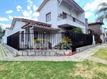 Casa · 250m² · 5 Ambientes · 2 Cocheras · Venta de Casa 5 Amb. en Ramos Mejia S/lote 400 m² C/parque, Quincho y Piscina