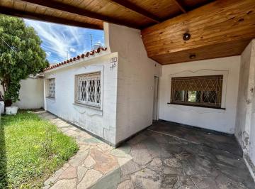 Casa · 85m² · 4 Ambientes · 1 Cochera · Muy Linda Casa con Gran Parque y Vista Abierta en Lomas del Mirador!