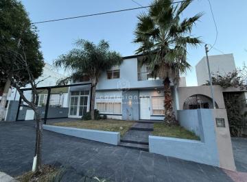 Casa · 173m² · 9 Ambientes · 2 Cocheras · Altos de Villa Cabrera | Casa de 4 Dorm con Patio y Pileta