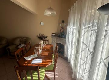 Casa · 180m² · 4 Ambientes · 3 Cocheras · Casa en Venta Av Santa Ana Importante Zona Comercial