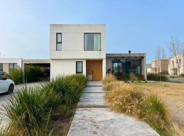 Casa de 6 ambientes, Cañuelas · Casa en Venta La Martona 5 Dorm. (1 en Suite) con Pileta