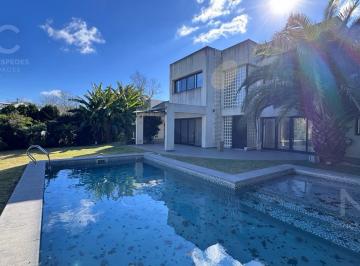 Casa · 360m² · 5 Ambientes · 2 Cocheras · Casa en Alquiler 5 Ambientes con Pileta en El Carmencito!
