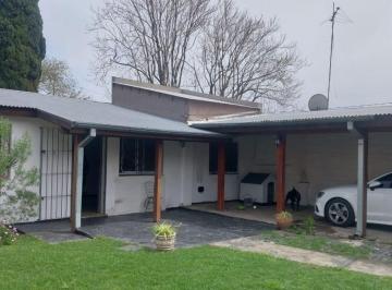 Casa de 4 ambientes, Malvinas Argentinas · Casa en Venta con Depto Al Fondo, con Gran Jardin y Cocheras Cubiertas