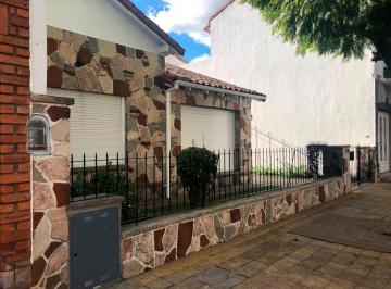 Casa · 95m² · 3 Ambientes · 2 Cocheras · Alquiler Casa con Jardin y Garage. Olivos