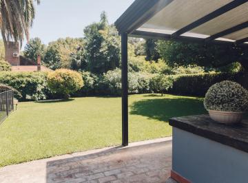 Casa · 128m² · 5 Ambientes · 4 Cocheras · Muy Linda Casa con 3 Habitaciones, Jardin, Pileta y Galeria con Parrilla en Villa de Mayo!