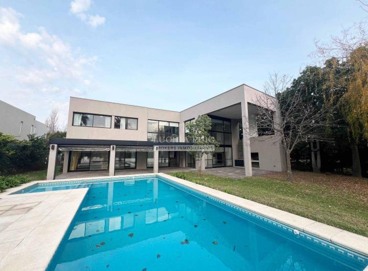 Casa · 350m² · 5 Ambientes · 3 Cocheras