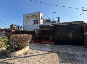 Casa · 155m² · 4 Ambientes · 1 Cochera · Venta Casa 4 Ambientes – Merlo