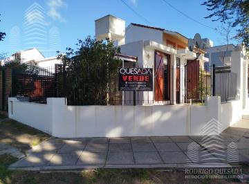 Casa · 60m² · 3 Ambientes · 1 Cochera · Excelente Oportunidad en Esquina: Dos Casas Independientes con Piscina y Quincho!