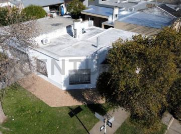 Casa · 125m² · 8 Ambientes · 1 Cochera · Casa de 2 Dorm. con Cochera y Doble Acceso en Esquina – Príngles 95 | Venado Tuerto