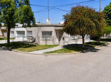 Casa · 125m² · 8 Ambientes · 1 Cochera · Casa de 2 Dorm. con Cochera y Doble Acceso en Esquina – Príngles 95 | Venado Tuerto