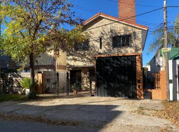 Casa · 200m² · 1 Cochera · Casa en Granadero Baigorria