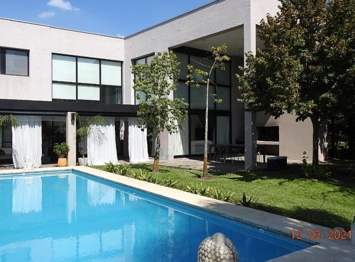 Casa · 350m² · 6 Ambientes · 3 Cocheras