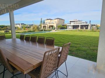 Casa · 194m² · 5 Ambientes · 1 Cochera · El Trébol - Casa 5 Ambientes - 900 m² Full Amenities