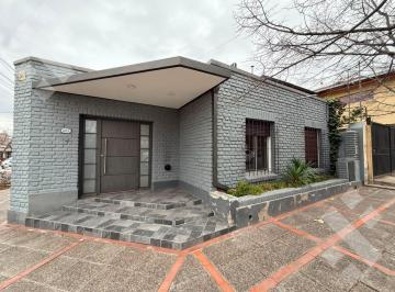 Casa · 450m² · 6 Ambientes · Alquiler Casa Apto Profecional de 3 Dorm. - Centro Oeste, Neuquen