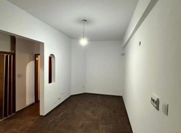 Departamento · 52m² · 3 Ambientes · Departamento en Alquiler de 2 Dorm. con Patio - Centro