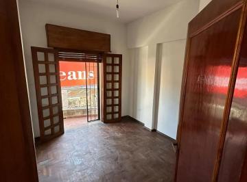 Departamento · 52m² · 3 Ambientes · Departamento en Alquiler de 2 Dorm. con Patio - Centro