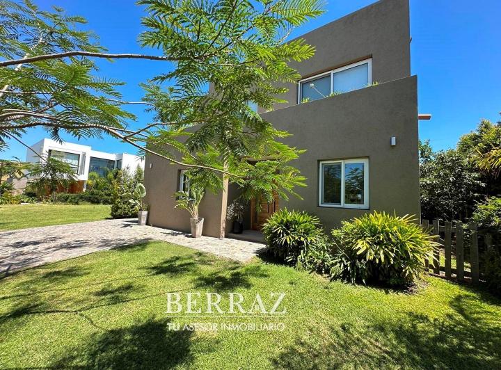 Casa · 220m² · 6 Ambientes · 1 Cochera