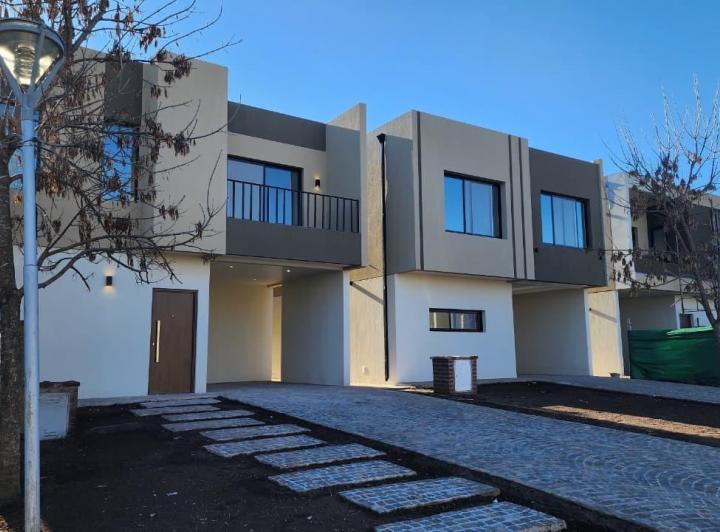 Casa · 176m² · 4 Ambientes · 2 Cocheras