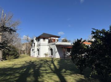 Casa · 250m² · 7 Ambientes · 2 Cocheras · Casa en golfer'S