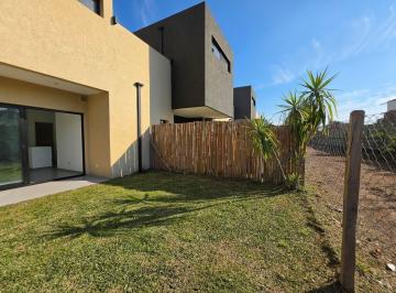Casa · 92m² · 5 Ambientes · 2 Cocheras · Casa en Venta en Spring Park, Pilar, G. B. a. Zona Norte