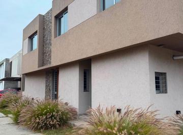 Casa · 180m² · 5 Ambientes · 2 Cocheras · Alquiler Casa Tres Dorm Miradores Manantiales