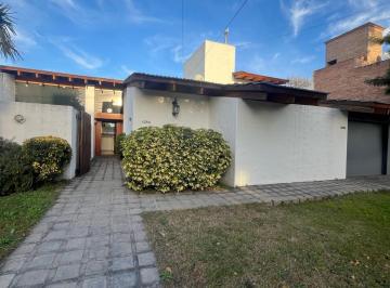 Casa · 336m² · 5 Ambientes · 1 Cochera · Casa en Venta Ó Alquiler Una Planta Dos Dorm., Pileta, Ambientes Amplios Apto Comercio Urca