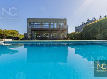 Casa · 210m² · 5 Ambientes · 3 Cocheras · Casa de 5 Ambientes en Venta, Ombues de Hudson! con Parque y Pileta