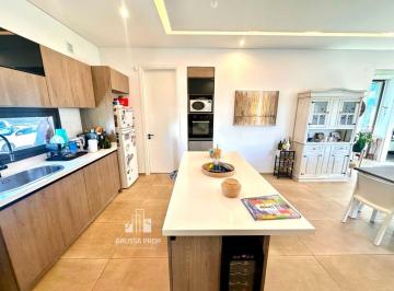Casa de 9 ambientes, Villa Allende · Casa en Venta en Housing Las Marías – Villa Allende | 3 Dorm. | Pileta | Planta Baja