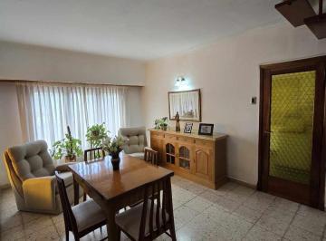 Casa · 92m² · 4 Ambientes · 1 Cochera · Chalet en PH Al Frente, Totalmente Independiente, 4 Ambientes