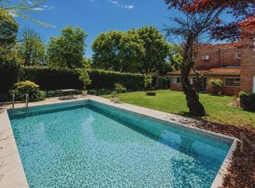 Casa · 300m² · 6 Ambientes · 2 Cocheras · Casa en Venta con Parque y Pileta en Ranelagh