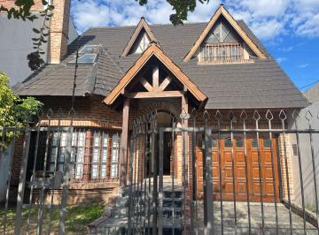 Casa · 220m² · 5 Ambientes · 2 Cocheras · Casa en Venta en Castelar