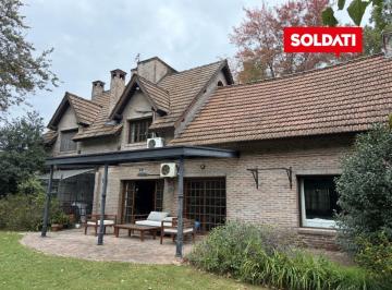 Casa · 316m² · 5 Ambientes · Casa en Venta y Alquiler Sobre Lote de Más de 2.500 m² - Excelente Acceso - Bajas Expensas - Pilar