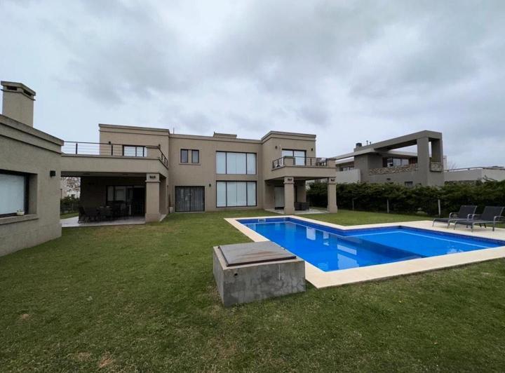 Casa · 300m² · 6 Ambientes · 6 Cocheras